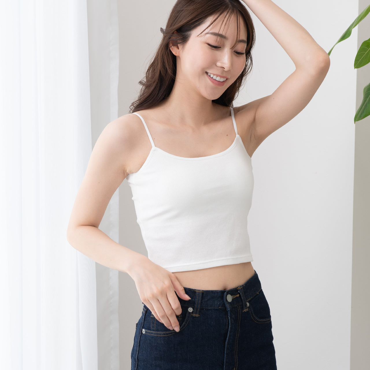 肌見せスタイル カップ付きクロップドリブキャミソール 夏コーデ着回しブラ