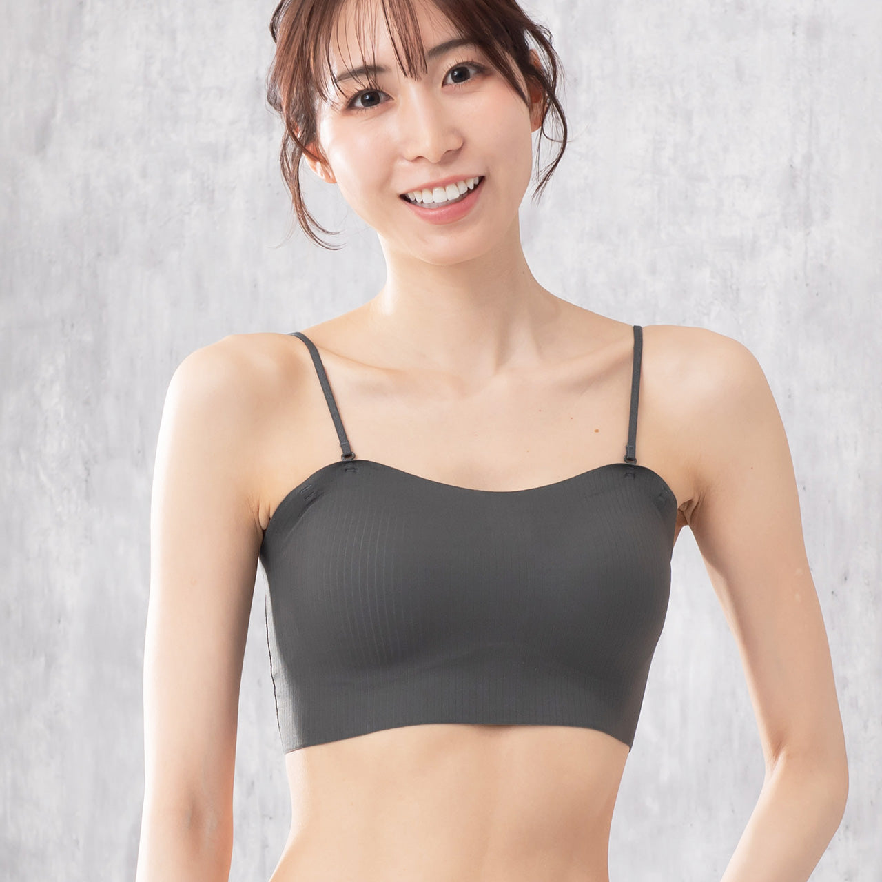 肌見せスタイル　シームレスブラトップリブ　夏コーデ着回しブラ