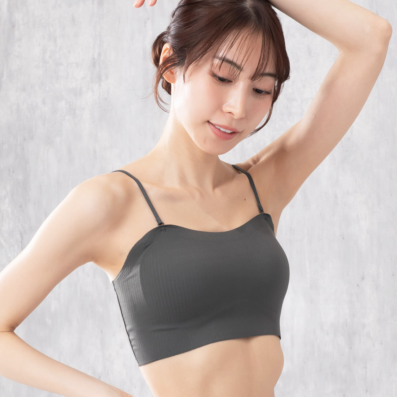 肌見せスタイル　シームレスブラトップリブ　夏コーデ着回しブラ